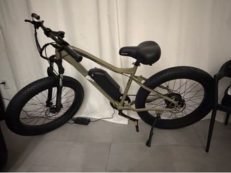 This is an Emojo Wildcat Pro 750 electric fat tire mountain bike in an olive green https://offerup.com/redirect/?o=Y29sb3IuSXQ= features a 750-watt re