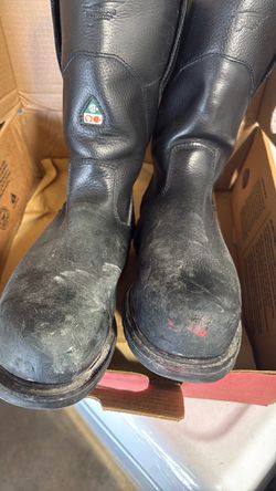 Use boots  size 9 red wings