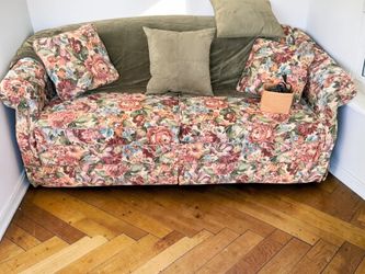 Floral Upholstered Sofa – Vintage Cottage Style – Excellent Condition