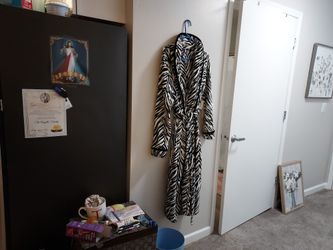 FADED GLORY NEW LADIES BLACK AND WHITE ROBE$15.00