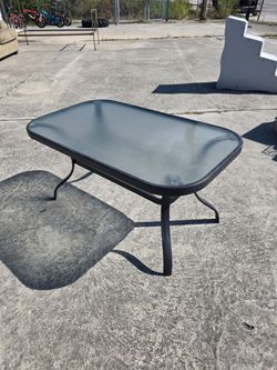 TODAY SUNDAY ONLY 10AM-5PM ! small patio coffee table $10