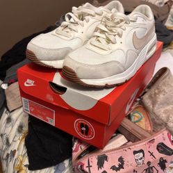 Nike Air max Women 9.5 $50