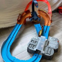 Hot Wheels Monster Trucks Scorpion Sting Raceway Track Set with 1 Toy Truck & 1 Car in 1:64 Scale, Boosted Race Track