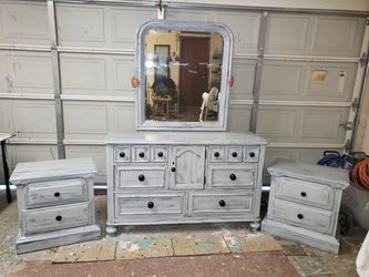 Broyhil dresser with mirror and 2 matching nightstands