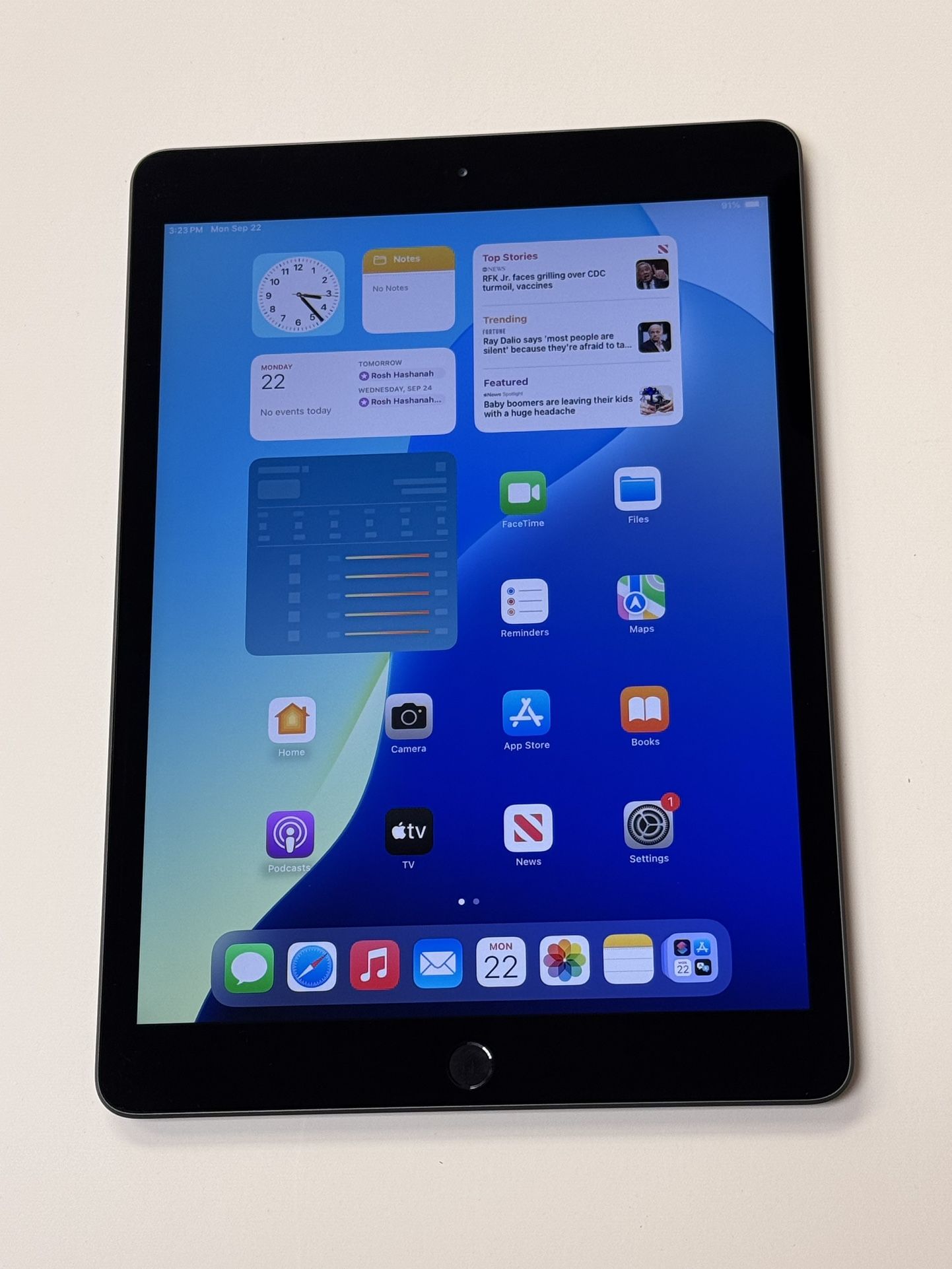 Like New Apple iPad 7 7th Gen 32GB 10.2” Wi-Fi Space Gray Tablet
