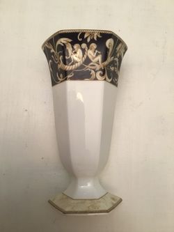 Wedgewood China 8” vase. Pattern CORNUCOPIA no chips cracks or wear