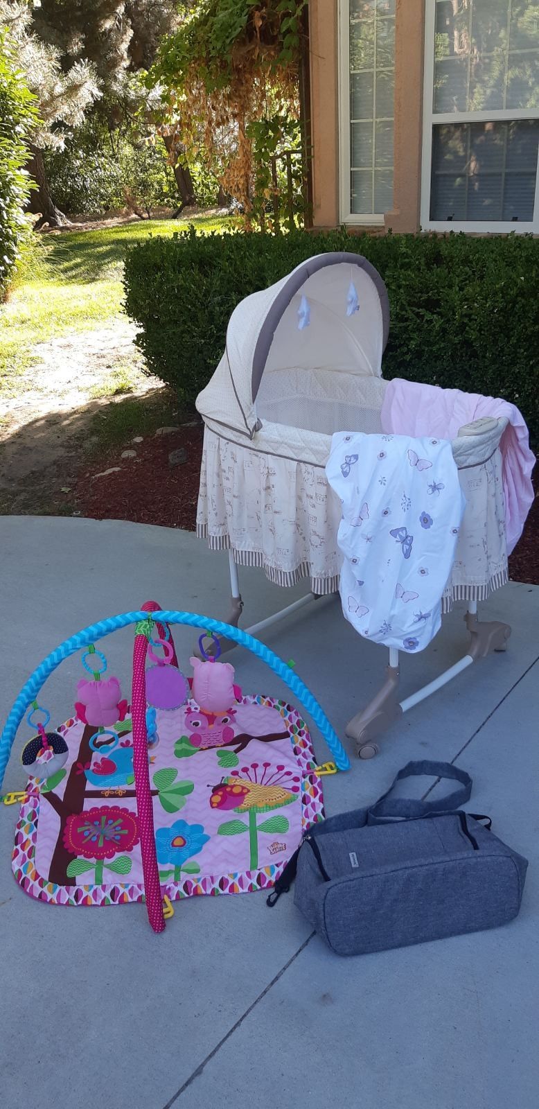 -PLANT VINE STAND
-BABY BATH TUB
-MOUNTAIN BIKE EXCELLENT CONDITION -BABY WALKER
-BABY BAG
-BABY AND TODDLER CLOTHES
-BASSINET WITH EXTRA NEW SHE