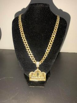 Gold chain with pendant
