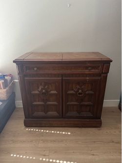 Vintage wooden bar cabinet/buffet