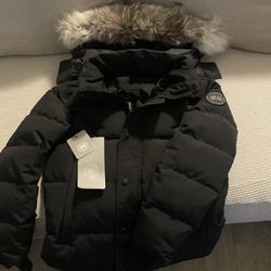 Canada goose wyndham size small