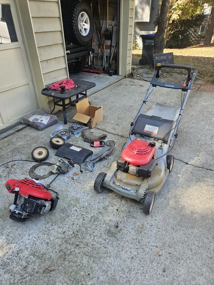 Honda HR215 Self-propelled Lawn Mower With Extra Parts