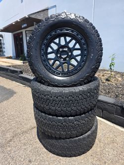 20" KMC w/ 35" BfGoodrich KO2 tires 35s 20s