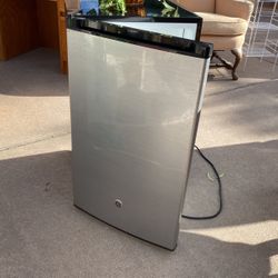 GE Mini Fridge Freezer Works Great