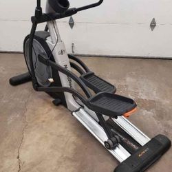 NORDICTRACK 10.7 ELLIPTICAL MACHINE ( LIKE NEW & DELIVERY AVAILABLE TODAY)