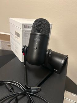Microphone and pop filter