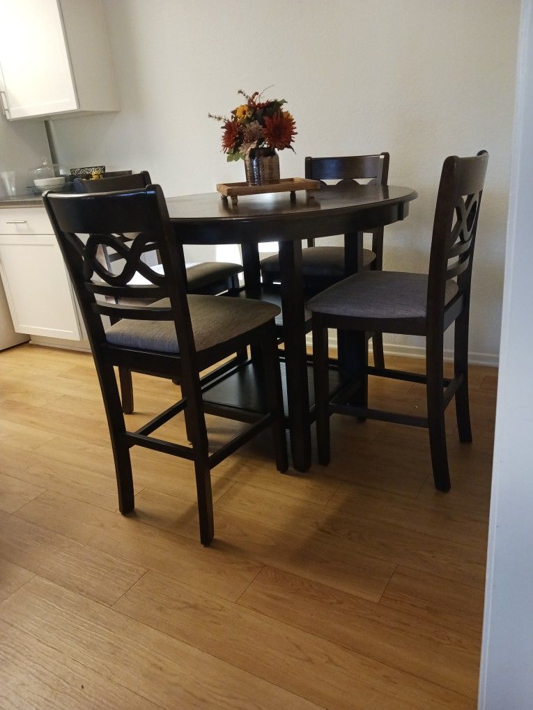 Round Tall Dining Room Table Wood Brown 165OBO for Sale in Lake Forest