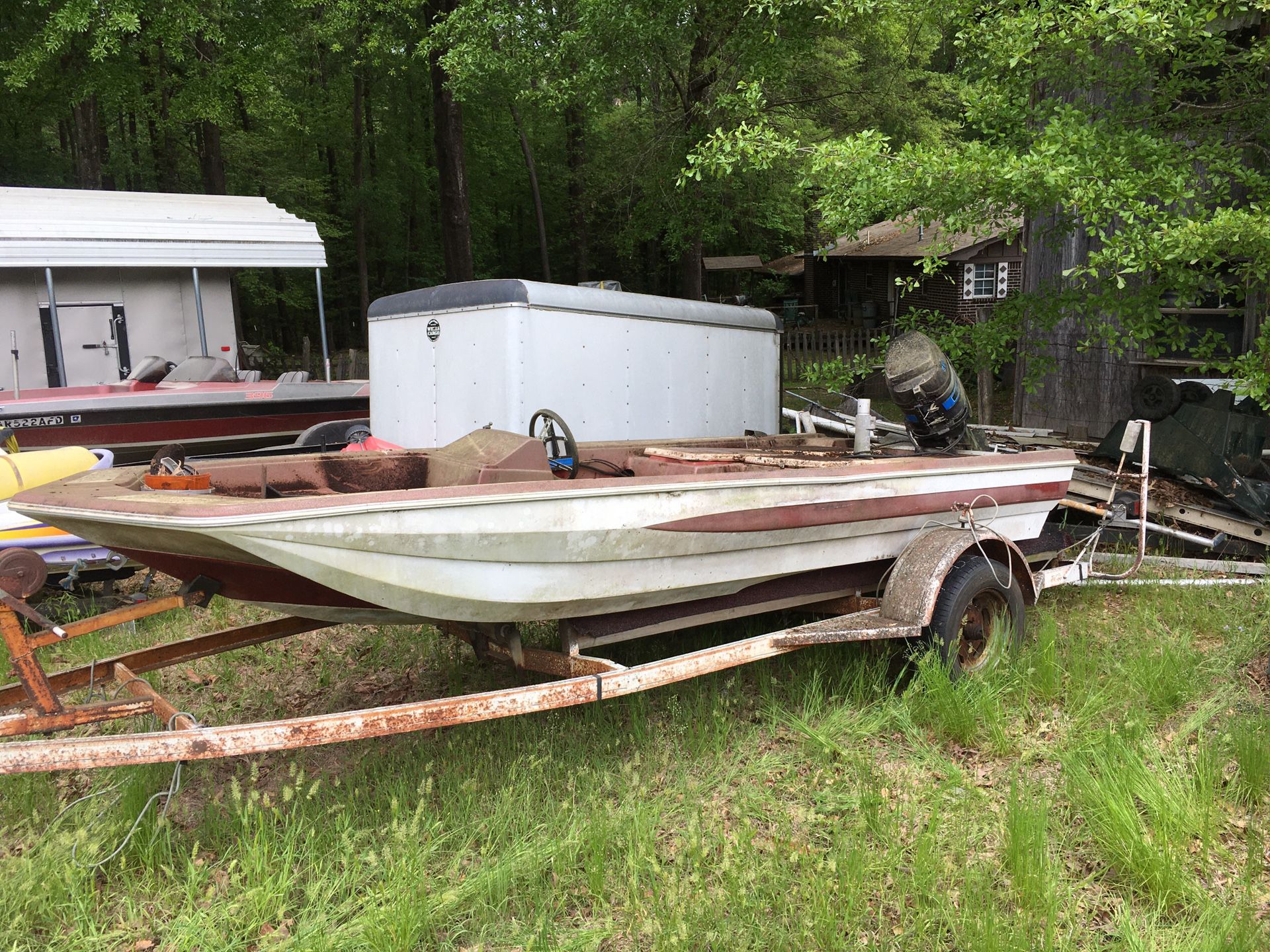 Photo Fiberglass bass boat, mercury motor and trailer