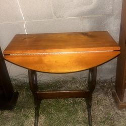 Adorable Small Leaf Table 