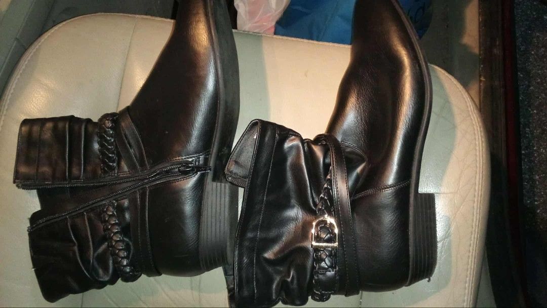 Women's 11WW Black Ankle Boots