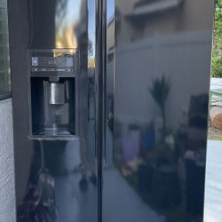 LG 26.6-cu ft Side-by-Side Refrigerator Smart Compatible with Ice Maker ,Water and Ice Dispenser