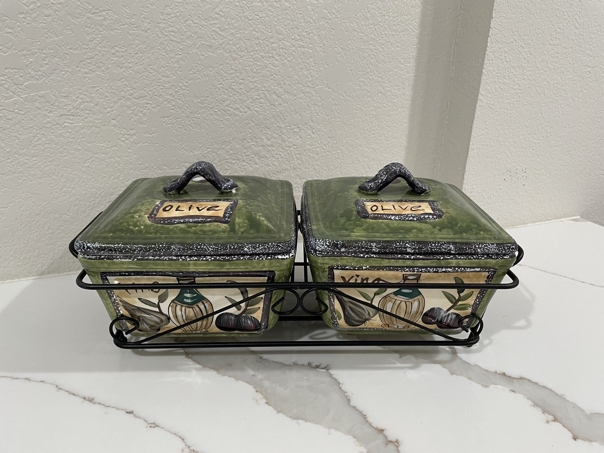 (Brand New) A Set Of 2 Serving Dishes With Trivet