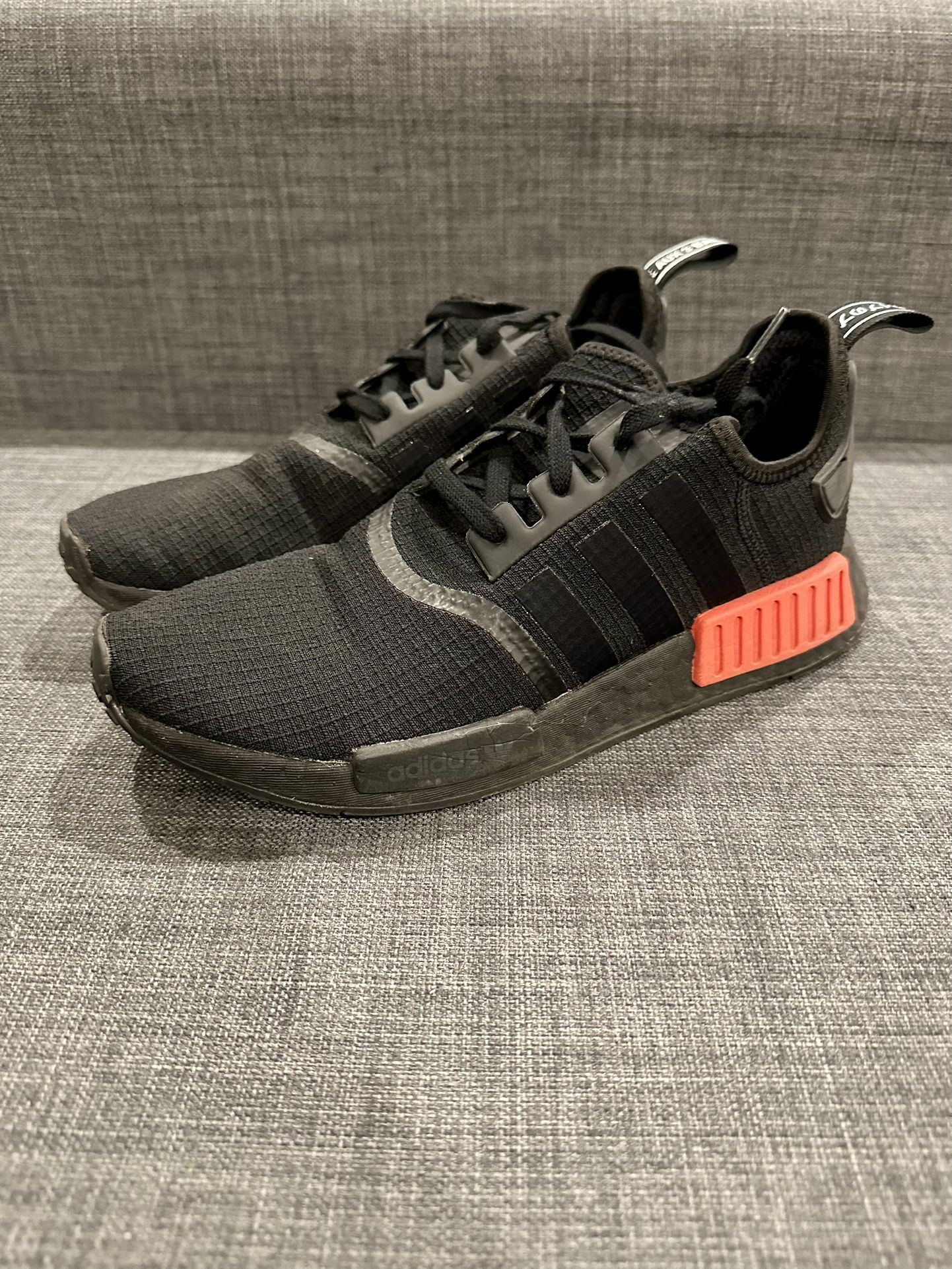 absceso Gobernador Tumor maligno ADIDAS NMD R1 B37618 US Men's Size 8.5 Black Red Champs Exclusive Rare Used  for Sale in Los Angeles, CA - OfferUp