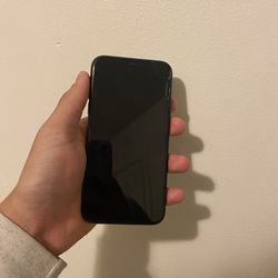 Iphone XR (SELLING STRICTLY FOR PARTS!)
