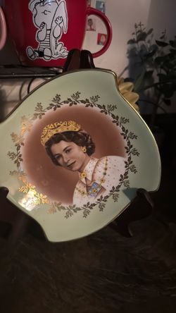 Collector Plate Royal Portrait Gold Trim Porcelain Decorative Royalty Round