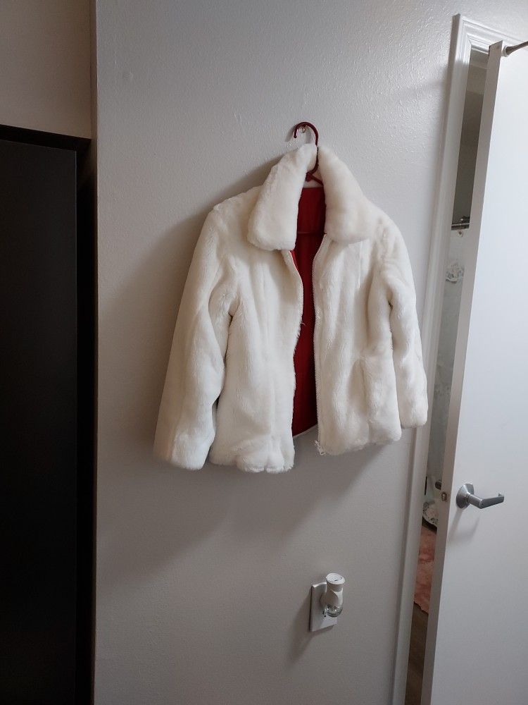 WHITE BEAUTIFUL LADIES JACKET $10.00.GOOD CONDITION SIZE  MEDIUM