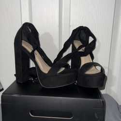 Black FASHION NOVA Heels Size 7