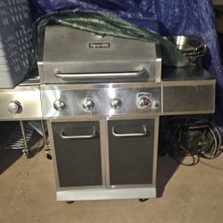 Dyna-Glo 5 Burner Propane Gas Grill