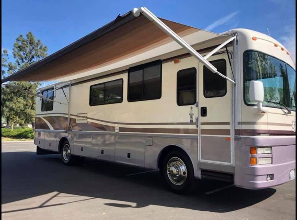 1999 Fleetwood Discovery Cummins Diesel Pusher 
