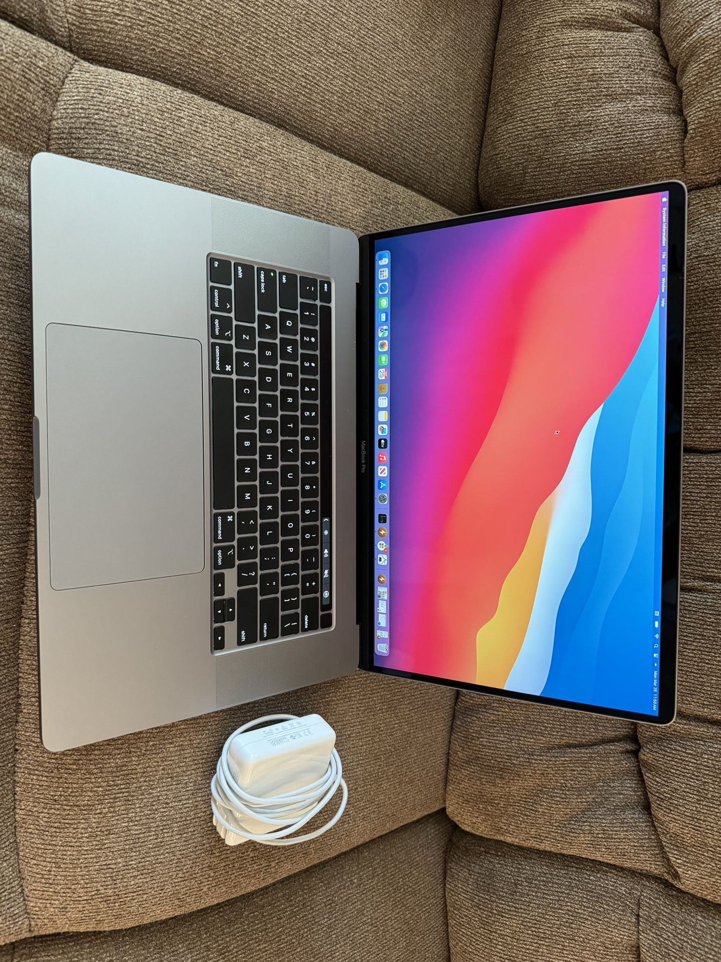 2019/2020 MacBook Pro 16”, i7 2.6ghz 6 Cores, 16gb ram,512gb.4GB graphic ,50 Battery Cycles, Fast