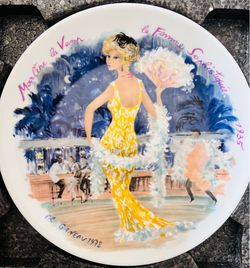 This 1978 D'Arceau Limoges collector plate features "Marlene la Vamp" from the "Les Femmes du Siècle" series, adorned with a signature from artist Fr.