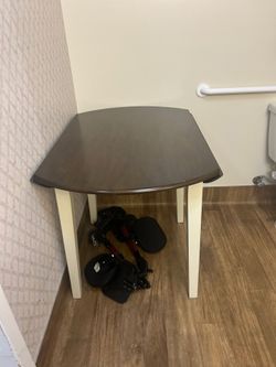 Drop leaf round table