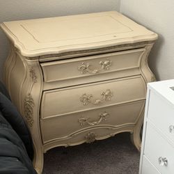 Queen Size Bed And Night Stands 
