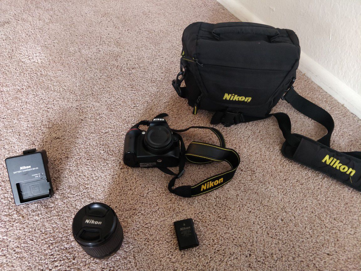 Nikon D 3200 DSLR Camera with AF-S Nikkor 18-135 mm 1:3.5-5.6G ED and a camera bag