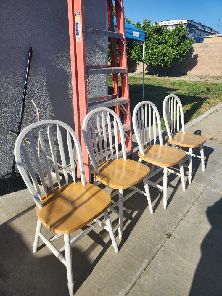 Set of 4 wooden chairs 