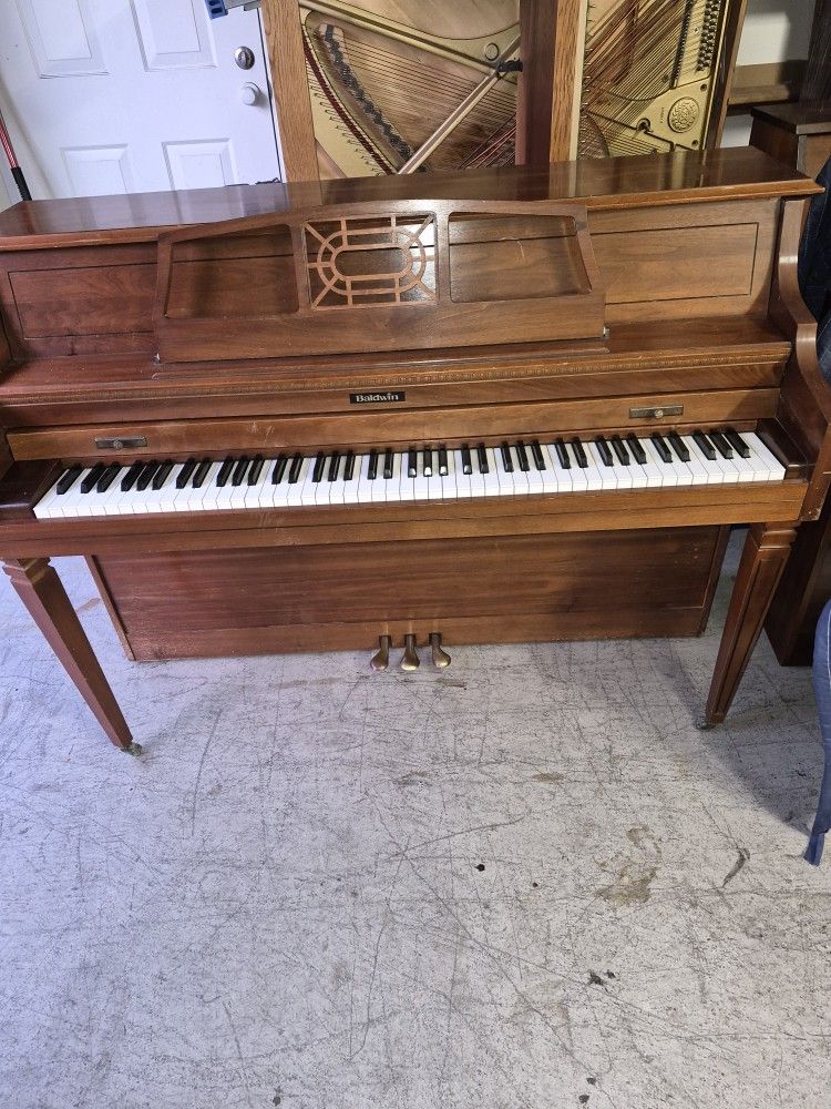 BALDWIN PIANO WITH FREE DELIVERY 