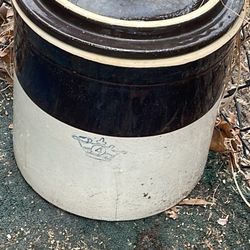 Best offer!!!! Very rare to find these with the original lids.  One chip on tghe lid. I think this is a  Vintage Blue Crown Crock – Ransbottom Brother