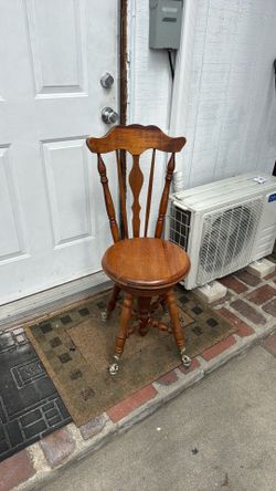 ANTIQUE CHAIR