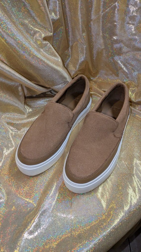 UGG Zilo Slip On Sneakers size 8 NEW