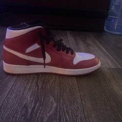 NIKE AIR JORDAN 1 RETRO MID CHICAGO