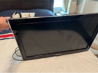32” Samsung LCD TV – Model LN32D450 – Works Great
