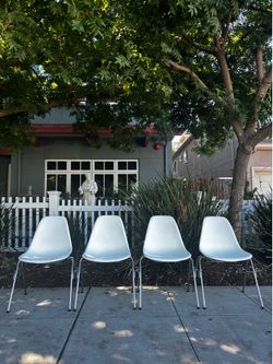 ⚪️ Eames Molded Plastic Side Chair, Stacking Base⚪️