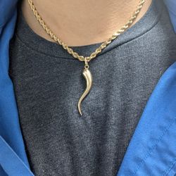 14kt Yellow Gold 18" 4mm Solid Rope Chain at 35g with 14kt Yellow Gold Italian Horn Pendant at 3.30g