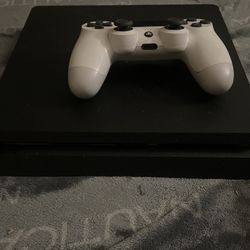 PlayStation 4 Slim 