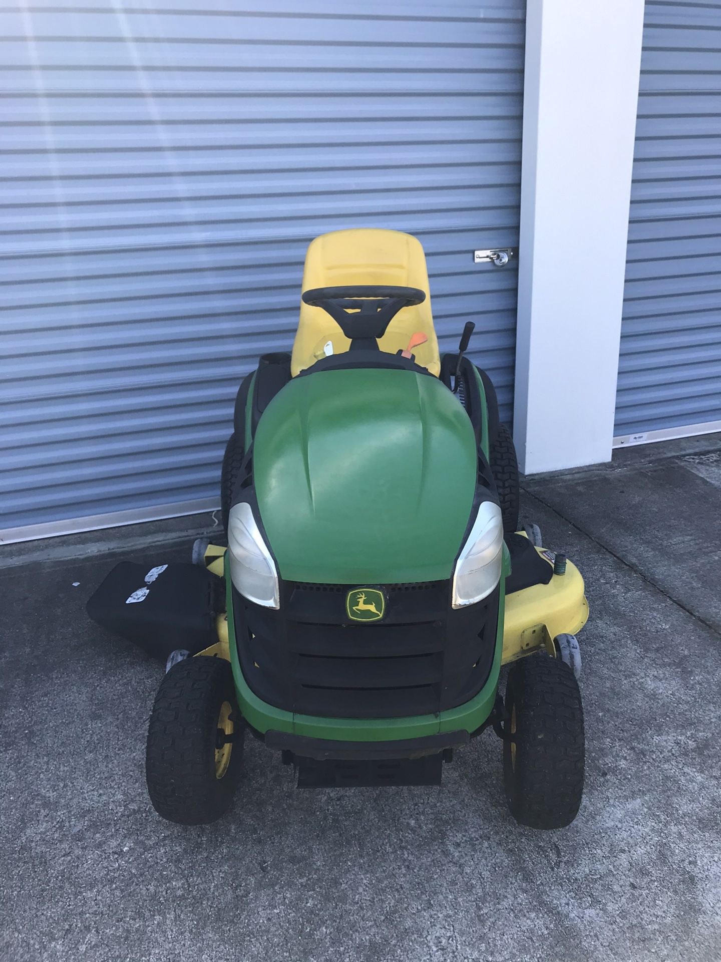JOHN DEERE D140 HYDROSTATIC TRACTOR 48 INCH RIDING LAWN MOWER for Sale