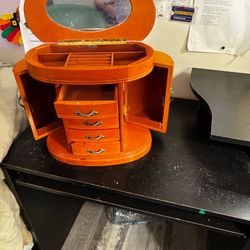 Used but like new wooden jewlery box