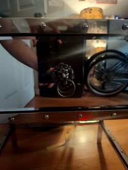 Glass / mirror stand